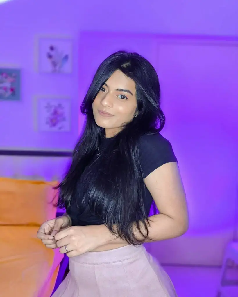 Indian Female Streamer Dhwani Bhatt Instagram Reels