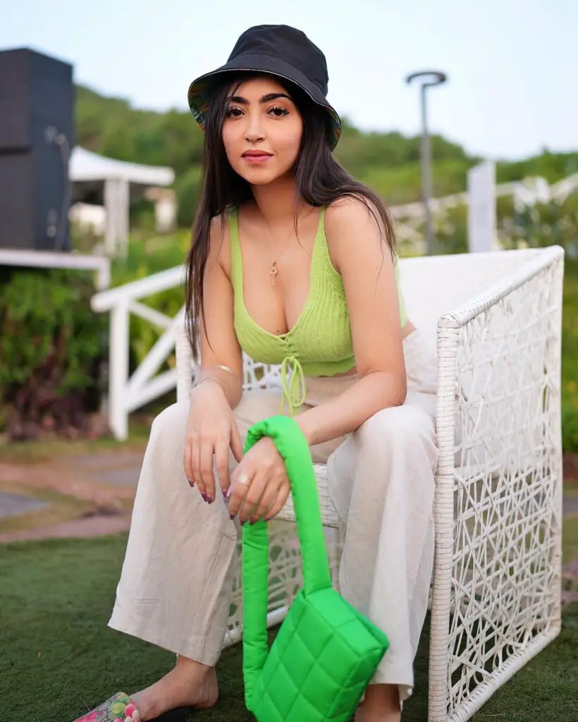 Kaashvi in bold green Tube Top pictures 