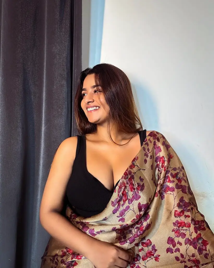 Suhuuu Brown Saree Instagram Star