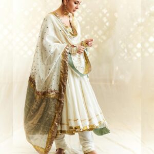 kareenakapoorkhan_1714457122_3357432146760351013_17050447521