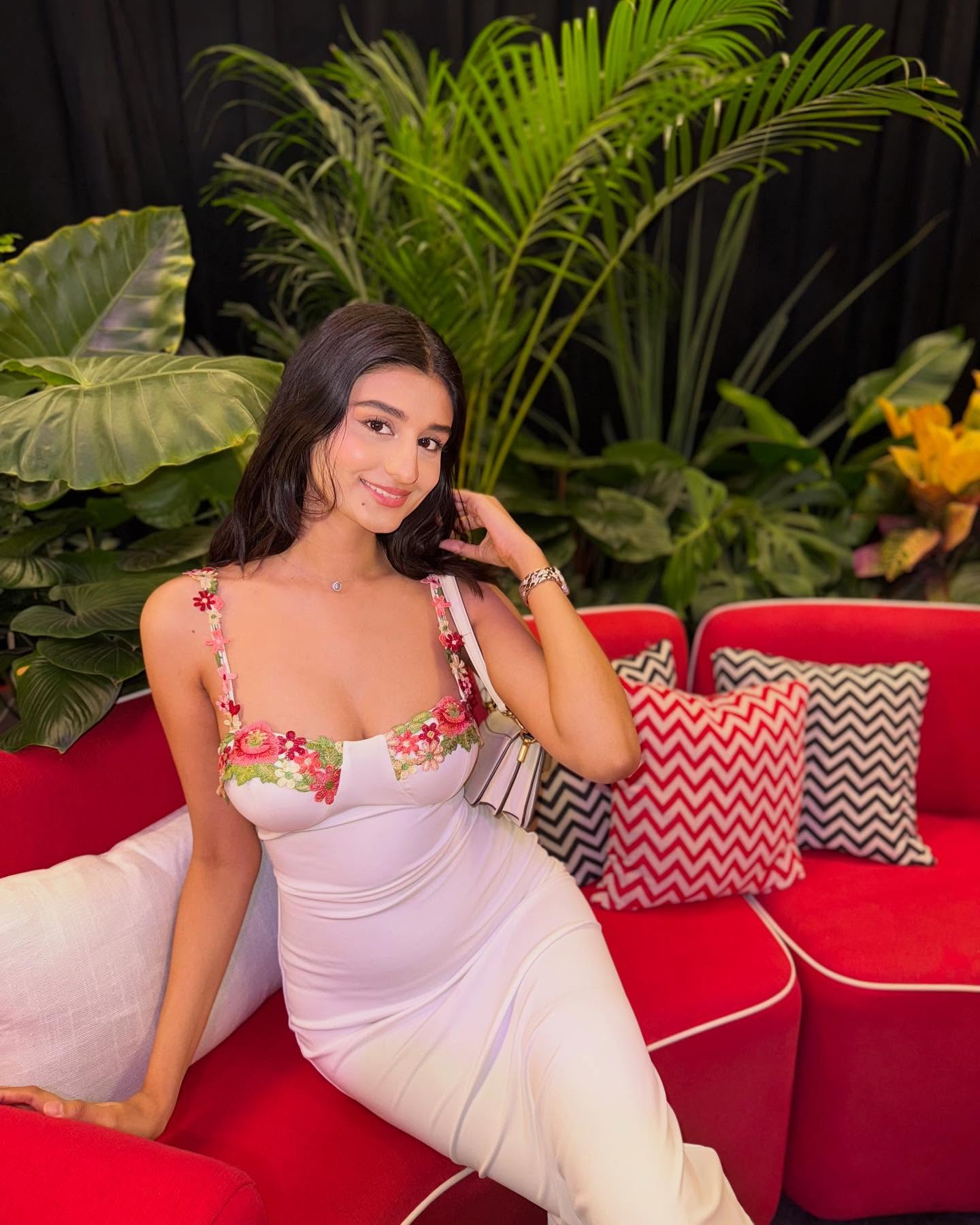 Payal Gaming Shines in Elegant White Dress: A Blend of Glamour and Sophistication Payal Gaming Shines in Elegant White Dress: A Blend of Glamour and Sophistication