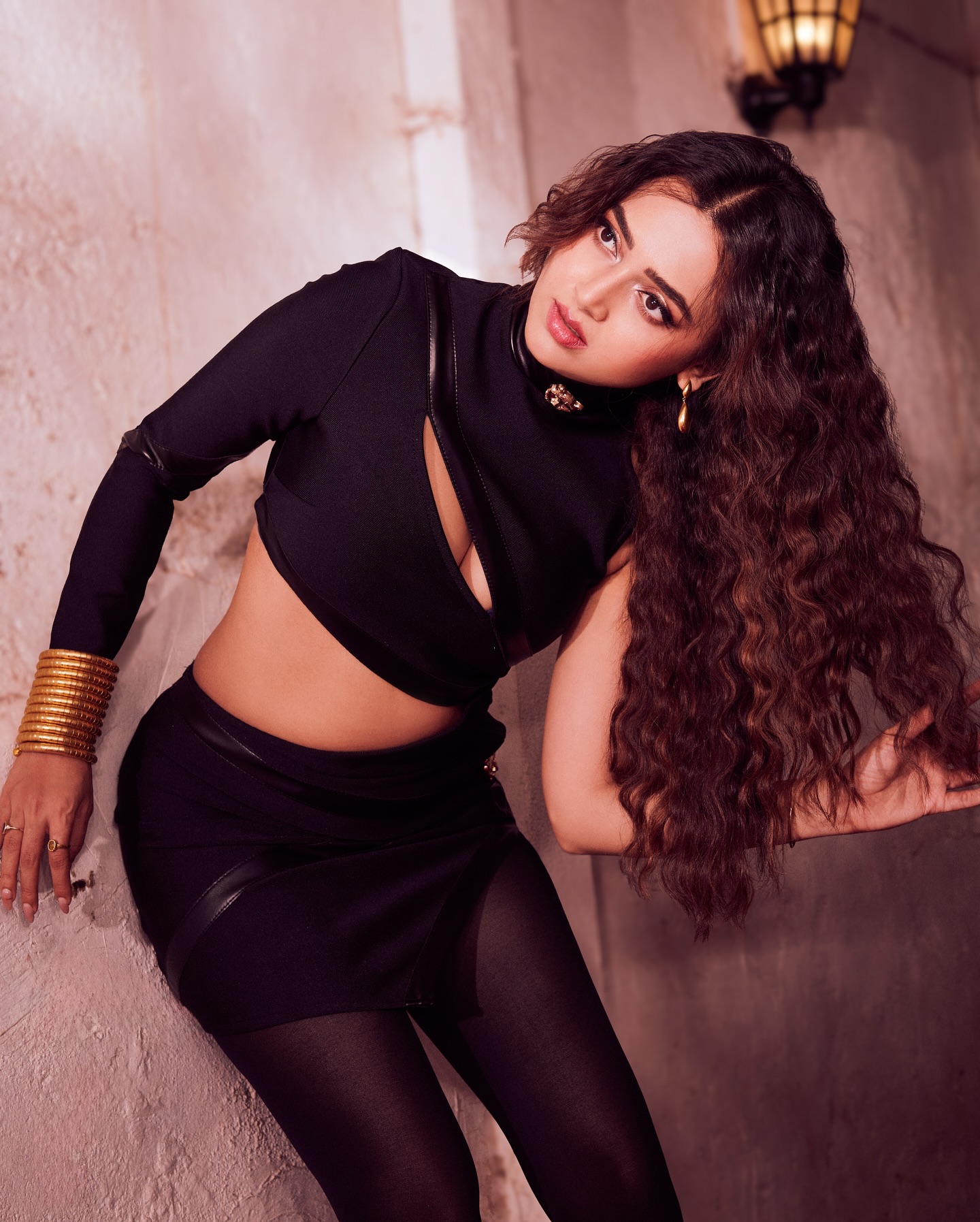 Tejasswi Prakash’s Off-Shoulder Mesh Floor-Length Dress: A Rs 14,40,000 Statement of Elegance Tejasswi Prakash’s Off-Shoulder Mesh Floor-Length Dress: A Rs 14,40,000 Statement of Elegance